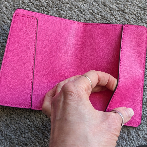 Collection Xiix NWT 3 PC travel set passport earbuds luggage tag pink ye… - Picture 5 of 16